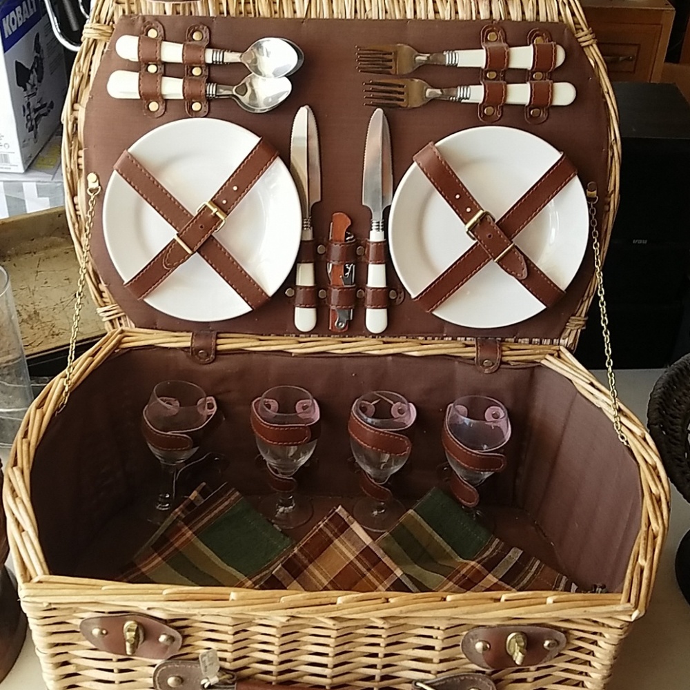 Picnic basket set for four